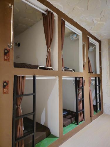 a room with two bunk beds and a mirror at 乔治市世纪酒店 The Century Boutique Hotel George Town in George Town