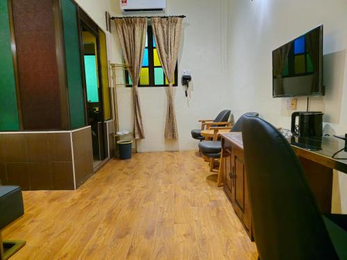 a conference room with chairs and a desk and a television at 乔治市世纪酒店 The Century Boutique Hotel George Town in George Town