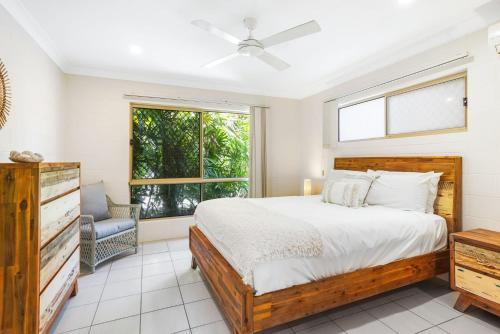um quarto com uma cama grande e uma janela em Stay at the Albatross em Kewarra Beach