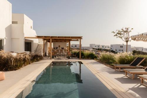 uma piscina com um gazebo e uma casa em Nysis Koufonisia em Koufonisia