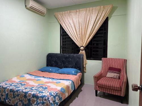 Ένα ή περισσότερα κρεβάτια σε δωμάτιο στο Homestay Pantai Batu Hitam Kuantan