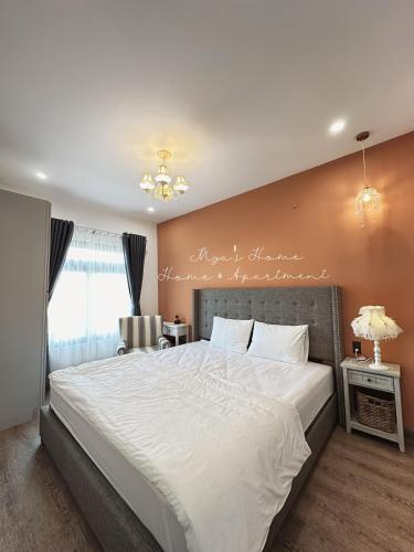 een slaapkamer met een groot wit bed in een kamer bij Mya's Home in Xuan An