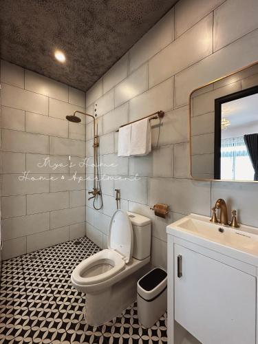 een badkamer met een toilet en een wastafel bij Mya's Home in Xuan An