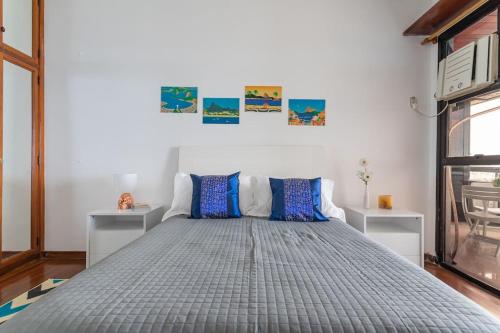 1 dormitorio con 1 cama grande en una habitación en Vista DE CINEMA do 19 andar da Praia BARRA da TIJUCA - Portaria 24h, Estacionamento, Wi-Fi 35mbps, Ar Condicionado - BANHEIRO RECEM REFORMADO, en Río de Janeiro