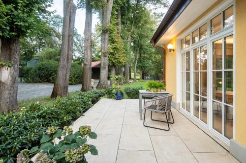a patio with a table and chair next to a building at SCHLOSSRESIDENZ - Boutique Apartments & Hotel Suiten in Schloß Ricklingen