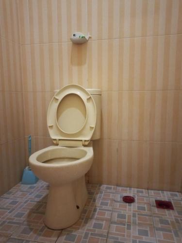ein Badezimmer mit einem WC mit Sitz oben in der Unterkunft Homestay 77 Borobudur in Borobudur