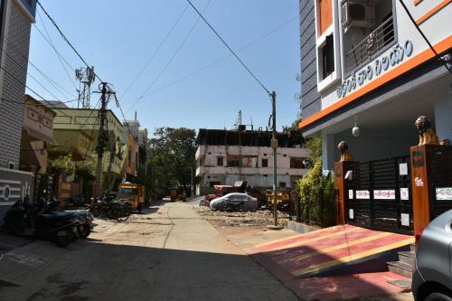 una calle vacía en una ciudad con un edificio en LoHaS Orange en Kukatpalli