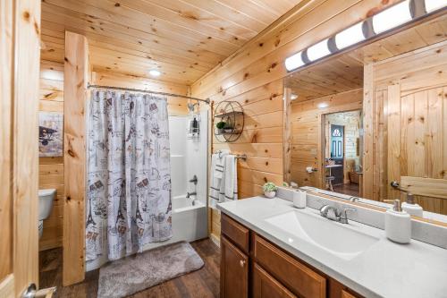 uma casa de banho com um lavatório e um chuveiro em Brand New Luxury Cabin-Private Appalachian Retreat em Gatlinburg