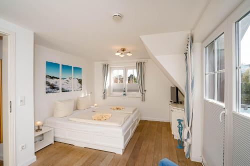 Un pat sau paturi într-o cameră la Ferienhaus Carola Sauna