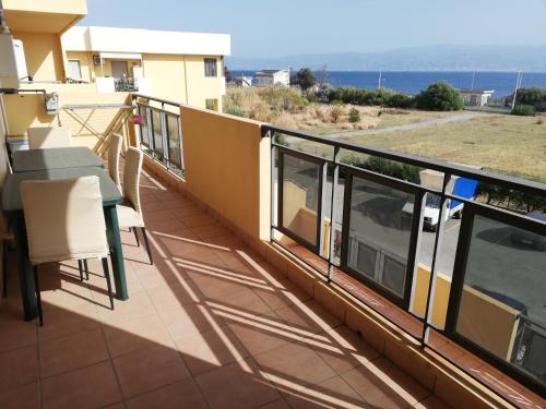 een balkon met uitzicht op de oceaan bij IL POSTO GIUSTO in Messina