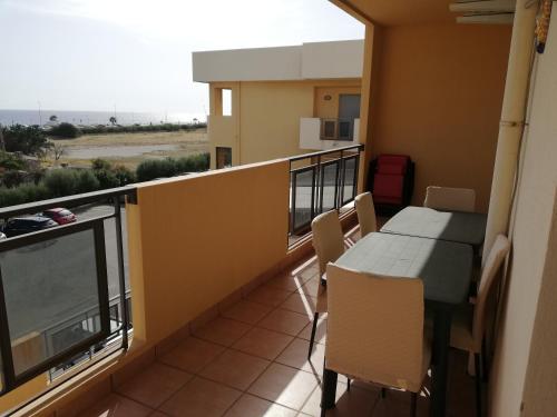 a balcony with a table and chairs and a view of the desert at IL POSTO GIUSTO in Messina