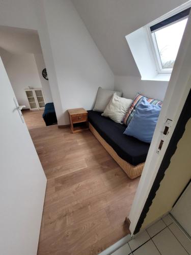 une chambre avec un lit dans un grenier dans l'établissement Le jardin de lumière -chambre2, à Pontchâteau