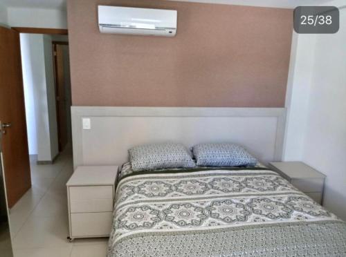 een slaapkamer met een bed en airconditioning aan de muur bij Flat Fabuloso - Porto de Galinhas - Malawí Beach Resort in Porto De Galinhas