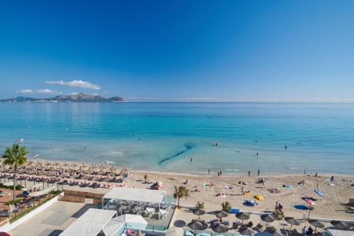 vistas a una playa con gente en el agua en The Sea Hotel by Grupotel - Adults Only en Can Picafort