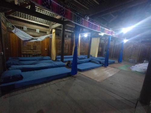 Zimmer mit blauen Etagenbetten und einer Hängematte in der Unterkunft Ban Lien Pine Homestay in Ly Tzeu Ping