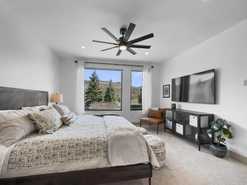 a bedroom with a bed and a ceiling fan at 541 Center Circle 3Br 3,5Ba townhouse in Silverthorne