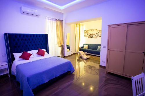 ナポリにあるPalazzo 15のベッドルーム1室(ベッド1台付)、リビングルームが備わります。