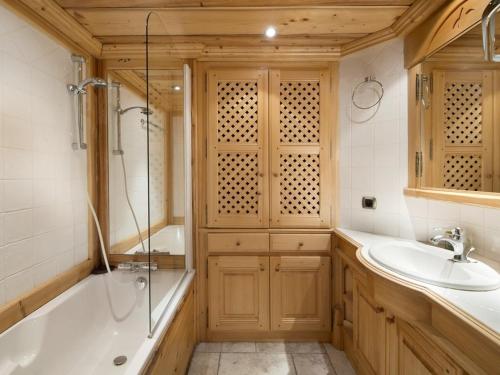 a bathroom with a tub and a sink and a shower at Studio à Courchevel 1850, 4 pers, pieds des pistes, parking - FR-1-631-142 in Courchevel