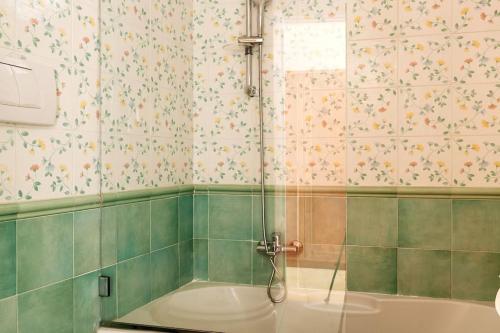 een badkamer met een douche en een bad bij Casa del pozzo sulla spiaggia in Cetara