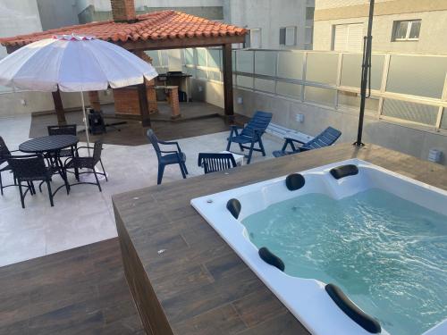 Bazén v ubytování Cobertura Guarujá Apto com Jacuzzi e Churrasqueira nebo v jeho okolí