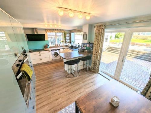 eine große Küche mit einem Tisch und Stühlen in der Unterkunft Spacious lovely 3 Bed House in Keyworth Nottingham suit CONTRACTORS OR FAMILY 