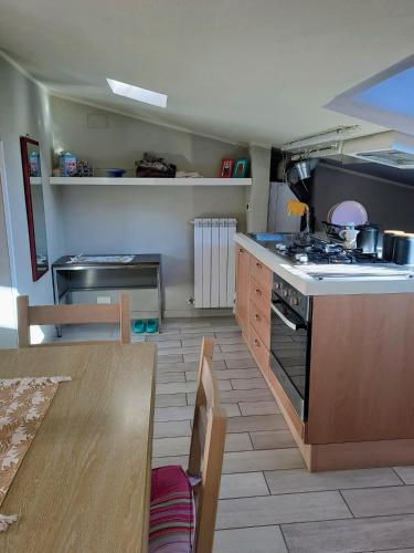 una cucina con piano cottura e tavolo di B&B Monolocale Piazza Dante a Teramo