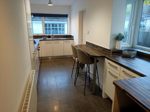 a kitchen with a counter and a table and chairs at Phoenix House 4 BED ideal contractor & those working away in Lincolnshire