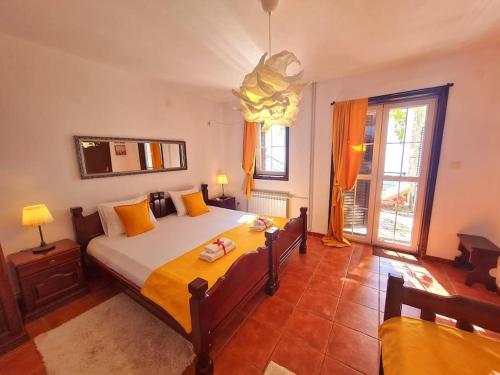 een slaapkamer met een groot bed en een groot raam bij Villa Nera in Budva