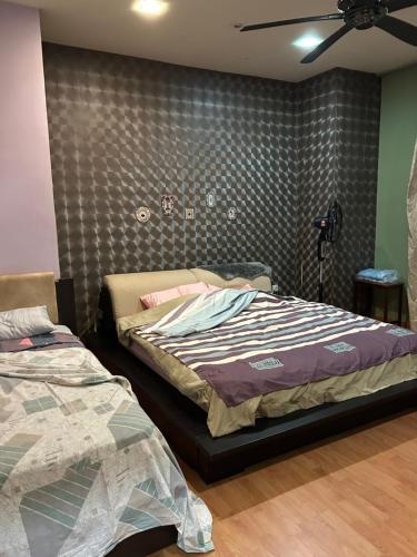 Postel nebo postele na pokoji v ubytování Mutiara Hidden-Mountain Gorgeous Garden Landed House