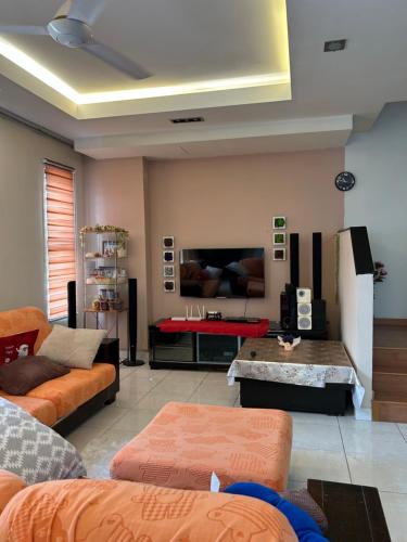 TV a/nebo společenská místnost v ubytování Mutiara Hidden-Mountain Gorgeous Garden Landed House