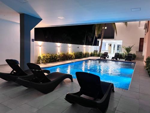 einen Pool mit Liegestühlen in einem Haus in der Unterkunft Sofy House, San diego, La Libertad in La Libertad