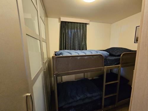Zimmer mit 2 Etagenbetten und einem Fenster in der Unterkunft RBR 2465 - Beach Resort Kamperland in Kamperland