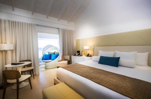 เตียงในห้องที่ Azul Beach Resort Negril, Gourmet All Inclusive by Karisma