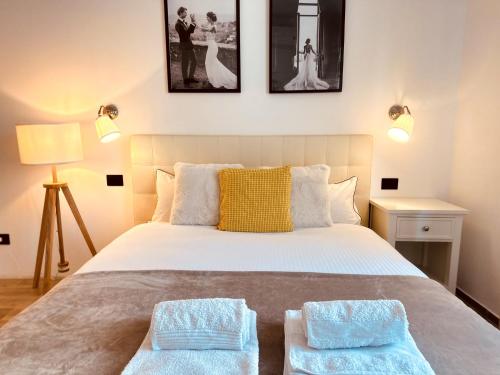 una camera da letto con un letto e due asciugamani di Fortuna Milan - METRO, AC, DUOMO in 25 minutes a Sesto San Giovanni