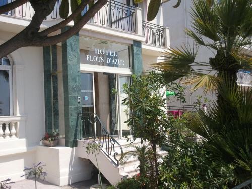 a building with a sign that reads houston floors widen at Hotel Flots d'Azur in Nice