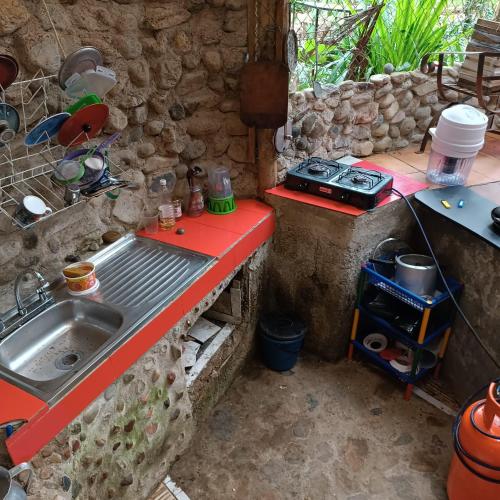 cocina pequeña con fregadero y fogones en Morada Al Sur, en Mocoa
