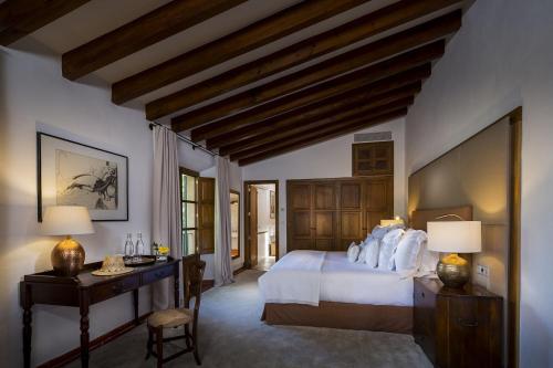 Un dormitorio con una cama grande y un escritorio con un escritorio. en Astounding Mallorca Villa La Mejor Vista 5 Bedrooms All Inclusive & Private Heated Pool Banyalbufar, en Banyalbufar