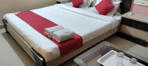 a hotel room with a bed with a sink at Goroomgo Golden Beach Inn Puri Near Sea Beach in Puri