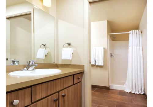 La salle de bains est pourvue d'un lavabo et d'une douche. dans l'établissement Exclusive Condo Retreat Featuring a Lazy River - Special Offer Now!, à Las Vegas