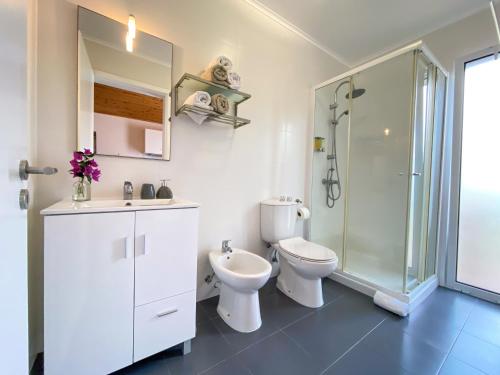リベイラ・グランデにあるCasa da Ribeira Cottageの白いバスルーム(トイレ、シャワー付)