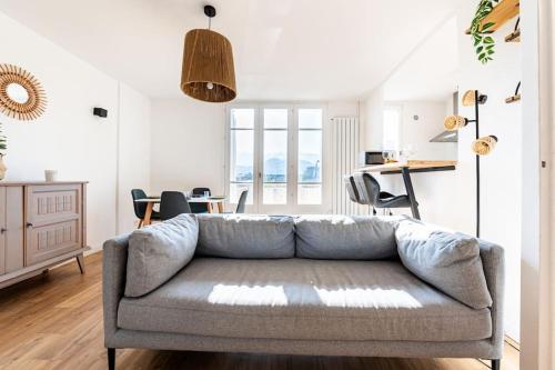 un salon avec un canapé et une table dans l'établissement 4 personnes - 2 chambres -fibre - balcon - confort, à Grenoble