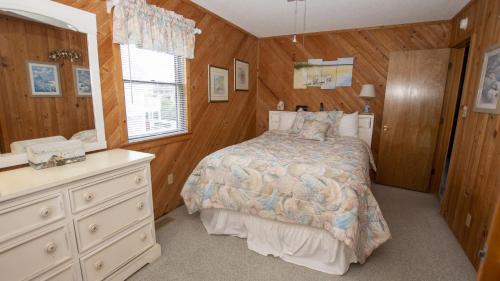 - une chambre avec un lit et une commode dans l'établissement SNH351, Sea Sharp- Oceanside, Close to beach, Sunroom, Carport, à Nags Head