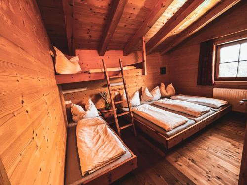 una stanza con due letti a castello in una cabina di Die Acherberg Alm a Oetz