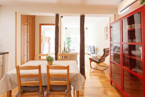 a kitchen and dining room with a table and chairs at Piso con dos dormitorios frente a Plaza Mayor in Madrid