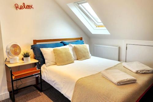 Postel nebo postele na pokoji v ubytování Aldrich Villa, 5-Bed Luxury House, Oxford, Parking, Garden