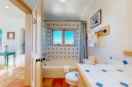 uma casa de banho com uma banheira, um WC e um lavatório. em Pueblo de Canoncito em El Prado