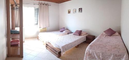 sypialnia z 2 łóżkami i kanapą w obiekcie ReGaGe w mieście Florianópolis