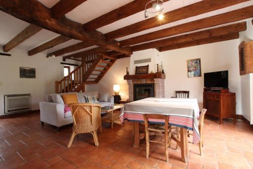 un salon avec une table et un canapé dans l'établissement Latxariko-borda, à Bidarray