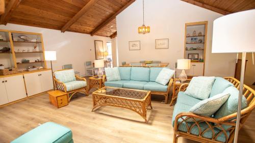 Ruang duduk di Oceanside, FRI-FRI, Private Pool, Close to beach! SS11, Shor-Ten-Sweet