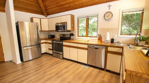 Dapur atau dapur kecil di Oceanside, FRI-FRI, Private Pool, Close to beach! SS11, Shor-Ten-Sweet